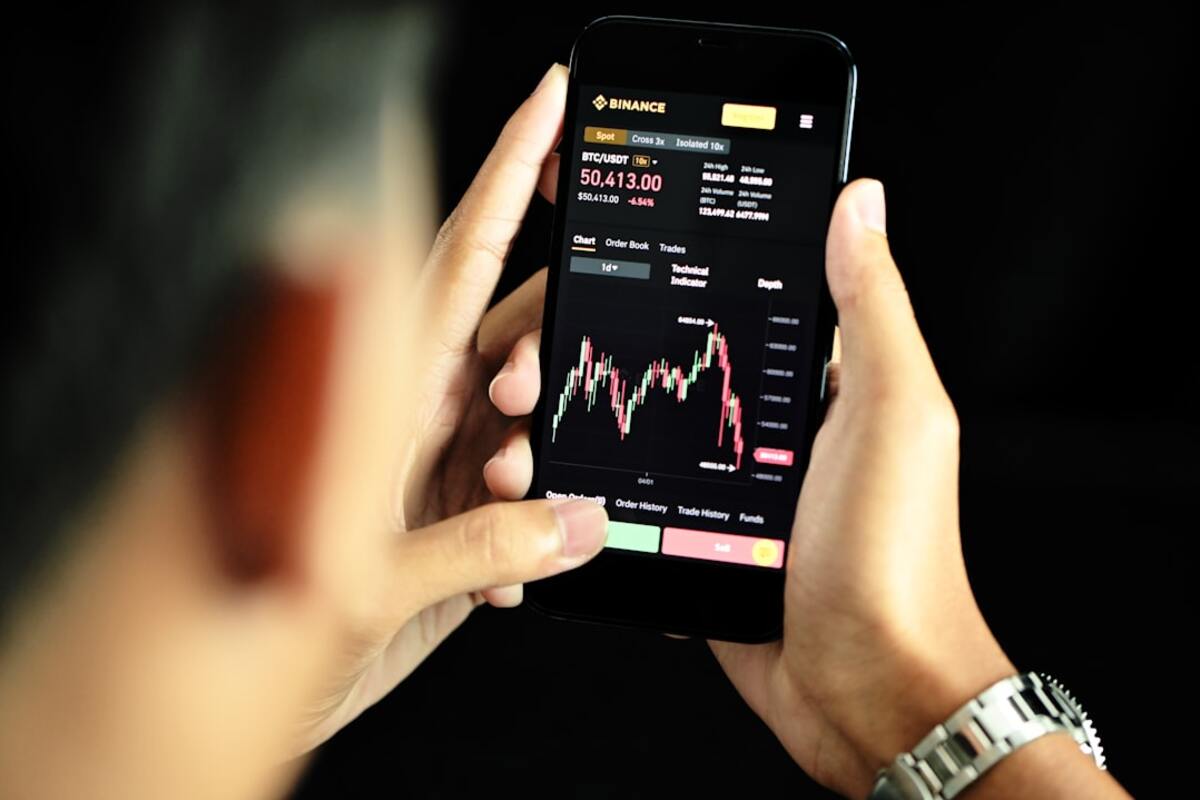 Covered-Call ETFs on AI Leaders: The Income Is Real, The Trade-Offs Are Too